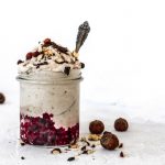 Pudding orzechowy z musem malinowo – granatowym